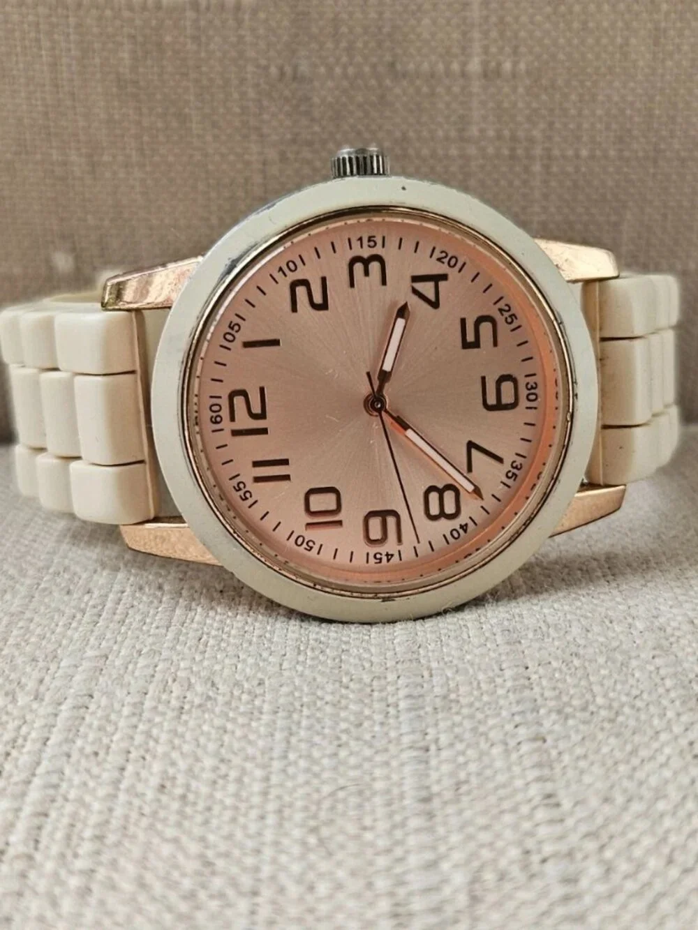 Fashion Wristwatch Beige Rubber Band Strap Quartz Analog Wrist Watch